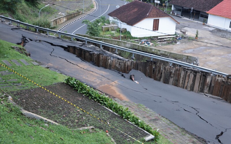 Jalan Saleh Danasasmita Ditutup Sementara Akibat Ambles, Polresta dan Dishub Kota Bogor Alihkan Lalu Lintas