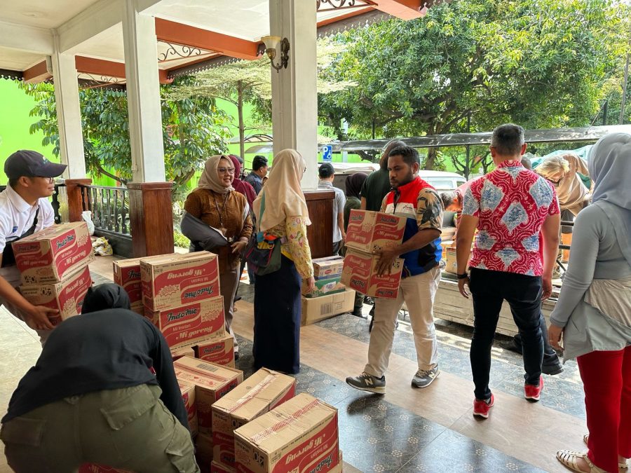PGN Salurkan Paket Sembako, Bantu Warga Pulih Pasca Banjir di Bekasi