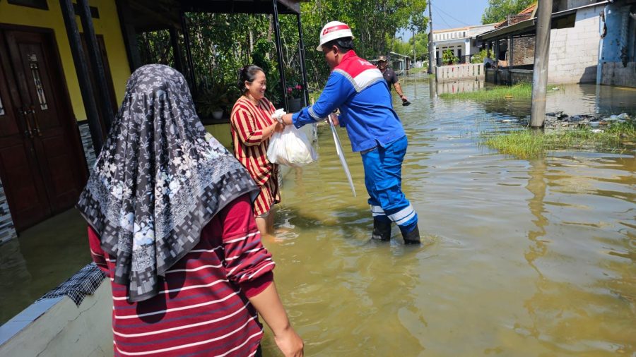 PGN Salurkan Paket Sembako, Bantu Warga Pulih Pasca Banjir di Bekasi