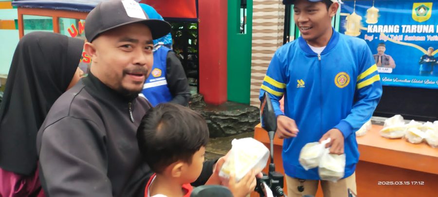 Pemdes Ciasmara bersama Katar Bagikan 250 Takjil Gratis ke Pengguna Jalan