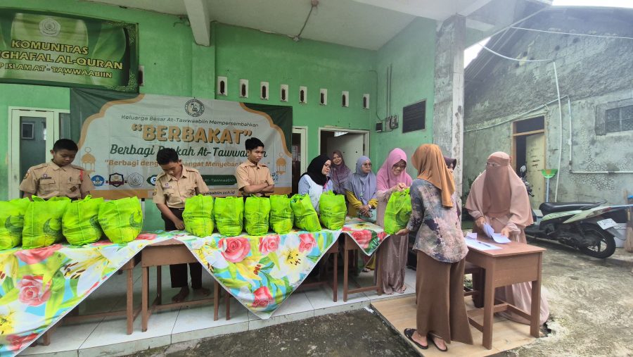 Ditengah Pembelajaran Kurikulum Deep Learning, Siswa SMP At-tawwaabiin Bongkar Celengan Setahun untuk Berbagi Keberkahan Ramadan