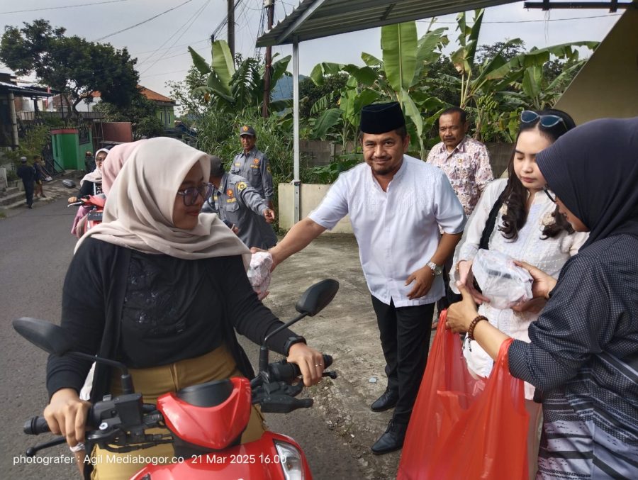Gandeng Desa Pasarean, Camat Pamijahan Bagikan 400 Takjil Gratis bagi Pengguna Jalan