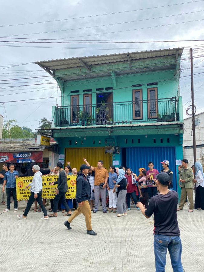 Warga Segel Toko yang Kedapatan Jual Miras di Pamijahan