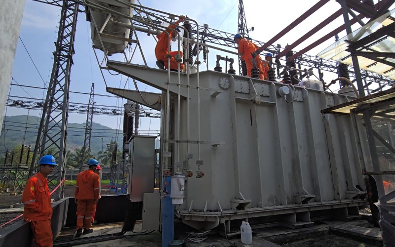 JAGA KEANDALAN LISTRIK PADA HARI RAYA PASKAH, PLN UPT BOGOR LAKUKAN PEMELIHARAAN DI GARDU INDUK LEMBURSITU