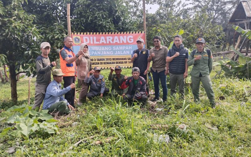 Peduli Lingkungan, Kades Ciasihan Imbau Warga Jangan Buang Sampah Sembarangan di Ruas Jalan
