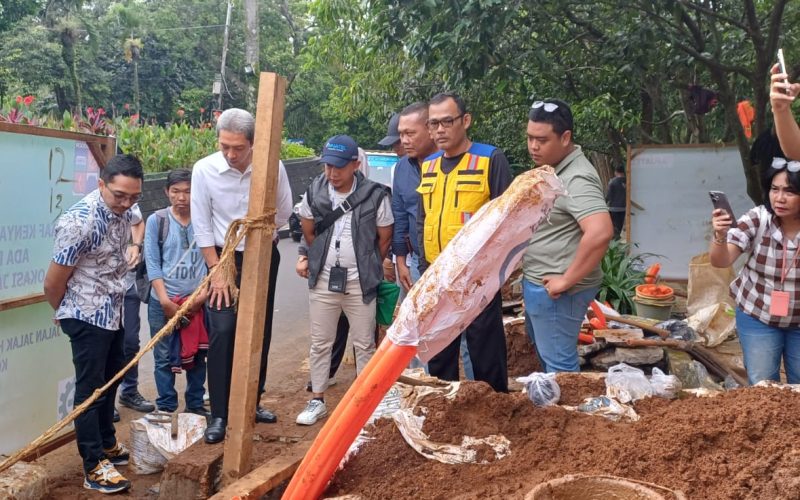 Walikota Bogor bersama Komisi I DPRD Kota Bogor Tinjau Penurunan Kabel Udara, Target 16 KM di 2025