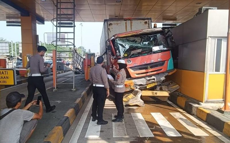 Tabrakan Beruntun di Gerbang Tol Ciawi 2, Truk Puso Hantam Dua Mobil Pribadi