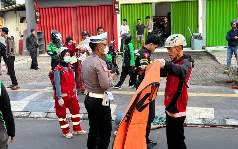 Diduga Oleng, Kendaaraan Tabrak Mobil yang Sedang Parkir Satu Orang Tewas
