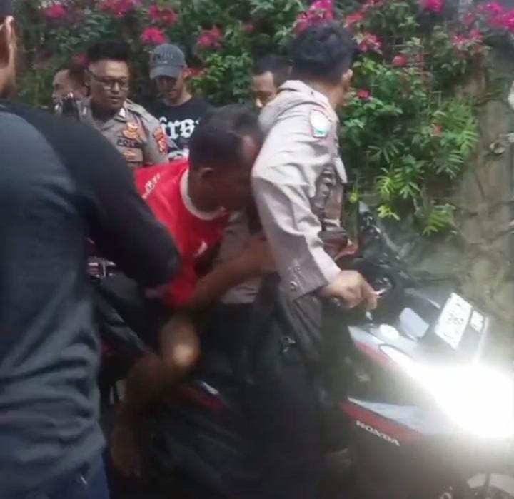 Bejat! Seorang Paruh Baya Tega Cabuli Siswa Berusia 6 Tahun Didalam WC
