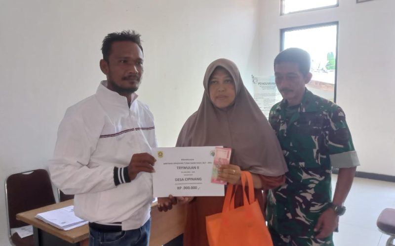 Kades Cipinang Salurkan BLT Dana Desa ke 59 KPM