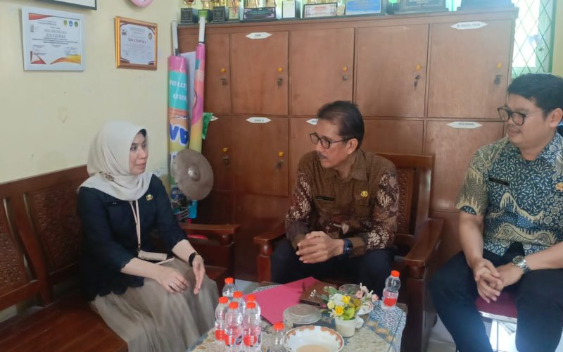Respon Cepat Kekurangan Meubeulair SDN Cempaka, Kadisdik Turun Gunung dan Siap Beri Bantuan