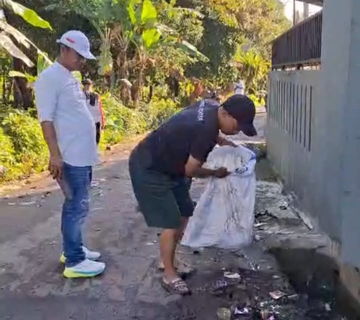 Semangat Kebersamaan! Warga Desa Cibitung Wetan setiap pagi, Gelar Gotong Royong Bersih-Bersih lingkungan