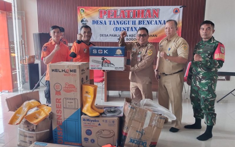 Pemerintahan Desa Pamijahan Serahkan Peralatan Penanggulangan Bencana Destana