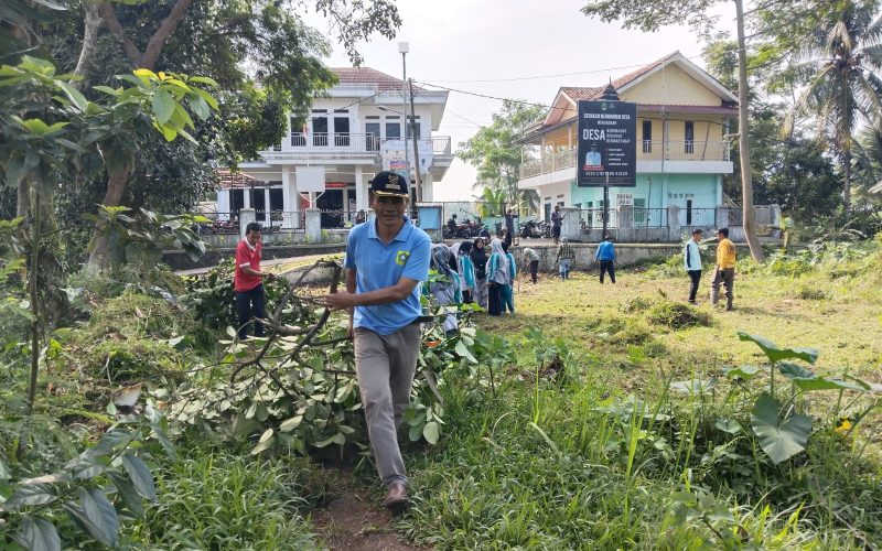 Jaga Kebersihan Lingkungan, Desa Cibitung Kulon Gelar Jumat Bersih.