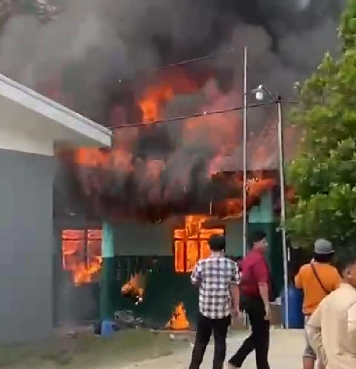 Tiga Ruang Asrama Putra Ponpes Al Inayah Desa Rawa Kalong Terbakar