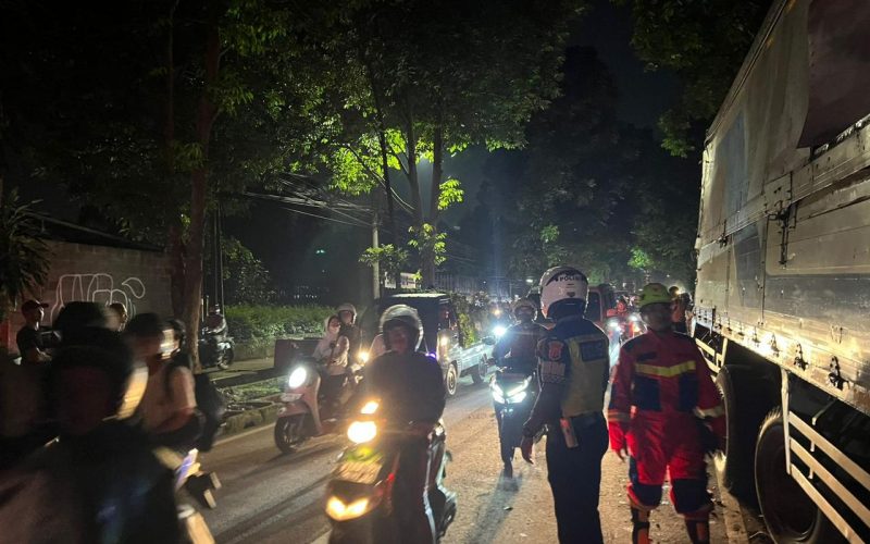 Diduga Rem Blong, Truk Fuso Hantam Pohon di Jalan Pemuda
