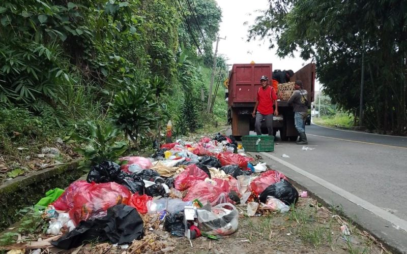 UPT DLH Wilayah VI Leuwiliang Evakuasi Sampah liar di Leuwisadeng