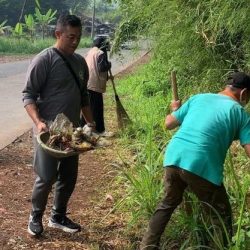UPT DLH Wilayah VI Leuwiliang Tertibkan Sampah Liar di Sepanjang Jalan Lingkar Galuga