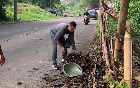 UPT DLH Wilayah VI Leuwiliang Tertibkan Sampah Liar di Sepanjang Jalan Lingkar Galuga