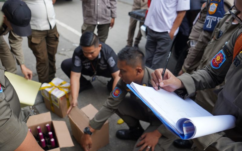 5 Toko di Ciawi Kena Razia, 657 Botol Miras Tak Berizin Diamankan Satpol PP Kabupaten Bogor