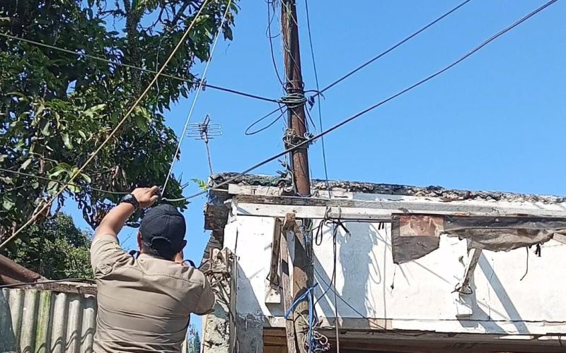 Diduga Disuntik Arus Ilegal, Kabel Listrik Keluarkan Asap dan Percikan Api di Pasar Cisarua