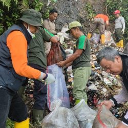 Evakuasi Sampah di Pemukiman Bantaran Sungai Cigamea.