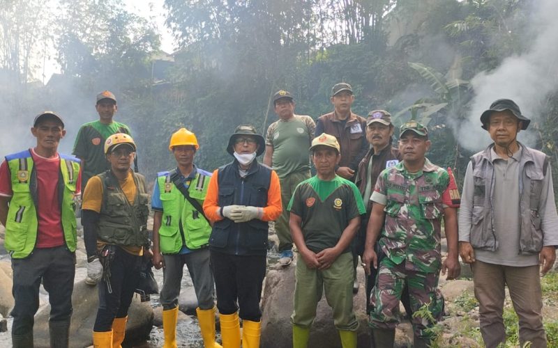 Evakuasi Sampah di Pemukiman Bantaran Sungai Cigamea.