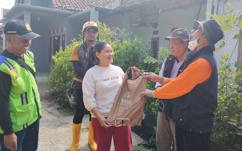 Sosialiasi Bebas Kantong Plastik, Camat Pamijahan Bagikan Kantong Belanja Ramah Lingkungan