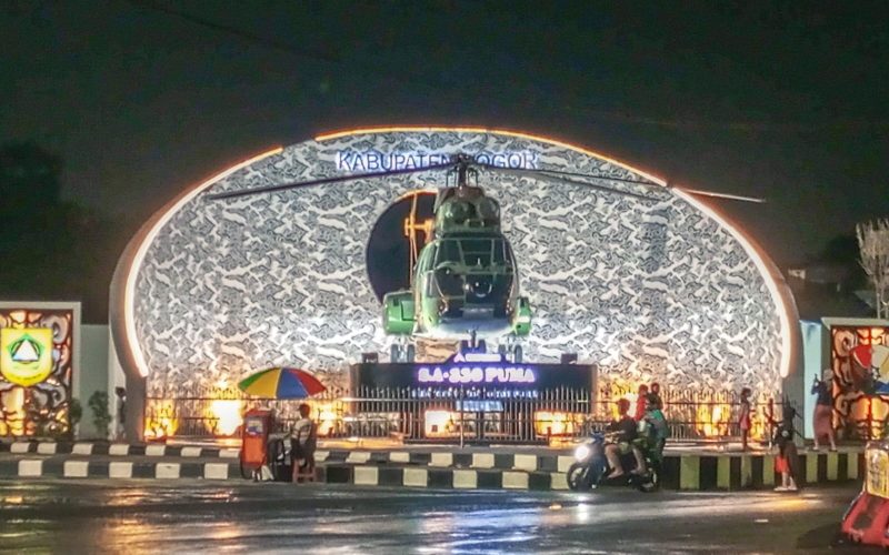 Duh, Tak Ada Tempat Parkir Khusus Kendaraan di Tugu Helikopter Cibinong
