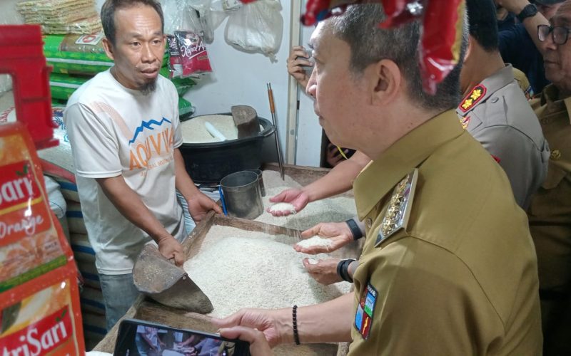 Wali Kota Bogor Sidak Pasar Sukasari, Pastikan Tak Ada Beras Oplosan dan Harga Stabil