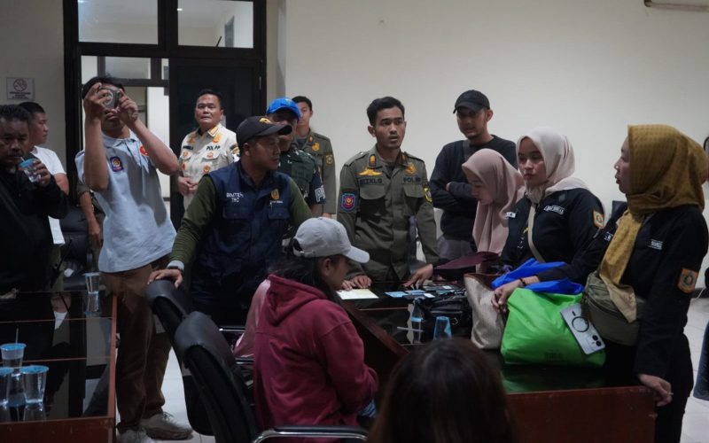 Karaoke DNZ di Cibinong Dirazia, 6 Wanita PSK dan 1 Pria Hidung Belang Diamankan