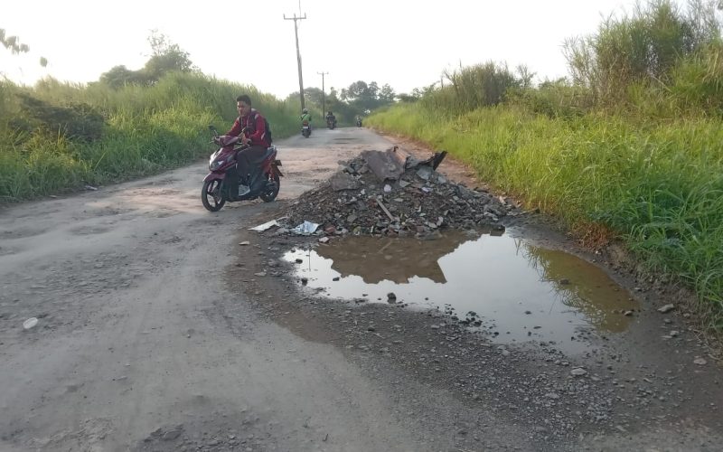 Warga Jampang Sebut Jalan Rusak Penuh dan Lubang Akibat Tidak Pernah Ada Perawatan