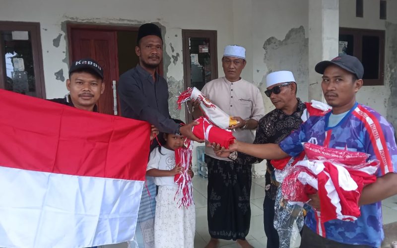 Jelang Peringatan HUT Kemerdekaan RI, Kades Cipinang Bagikan Bendera Gratis