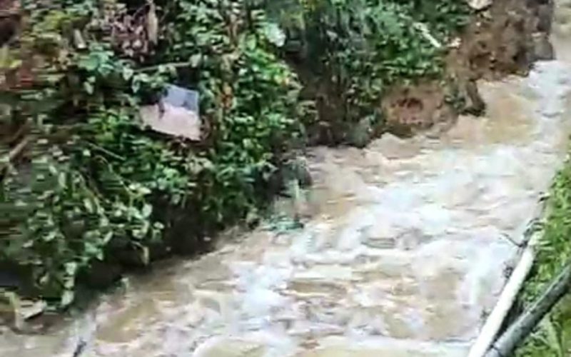 Hujan Deras Landa Megamendung, 1 Orang Dikabarkan Hilang Terbawa Arus Banjir