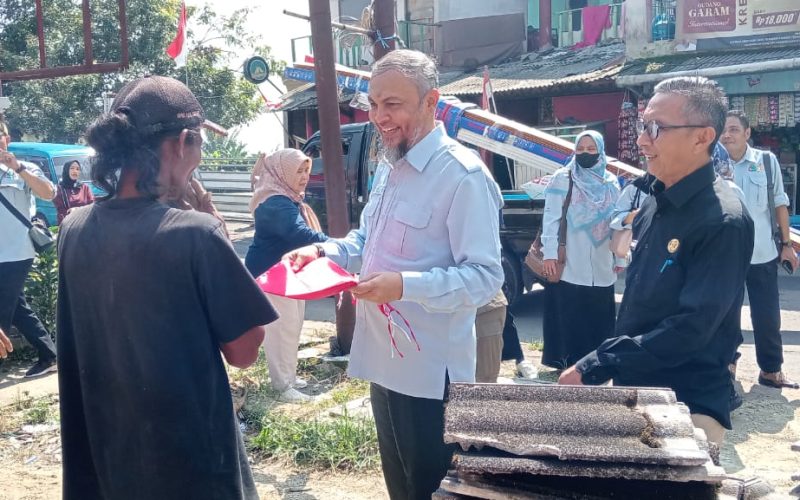 300 Bendera Merah Putih Dibagikan kepada Warga Gunung Sari
