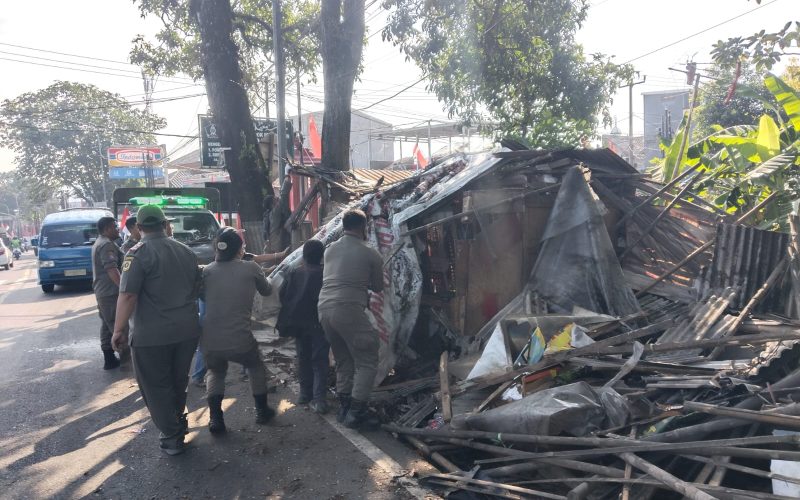 Tiga Warung di Jalan Raya Cibungbulang Dibongkar