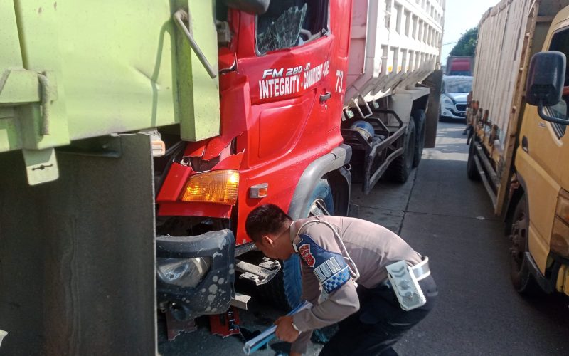 1 Sopir Terluka Usai 3 Truk Kecelakaan Beruntun di Kemang