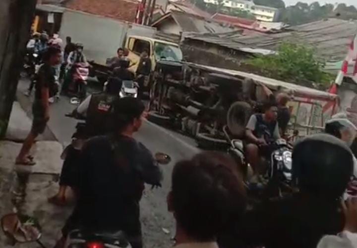 Rem Blong di Tanjakan Gudang, Mobil Boks Terguling Usai Hindari Pemotor