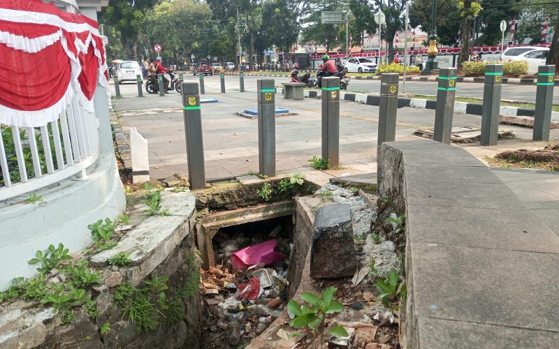 Duh, Sampah Menumpuk di Drainase Simpang Bappenda Cibinong