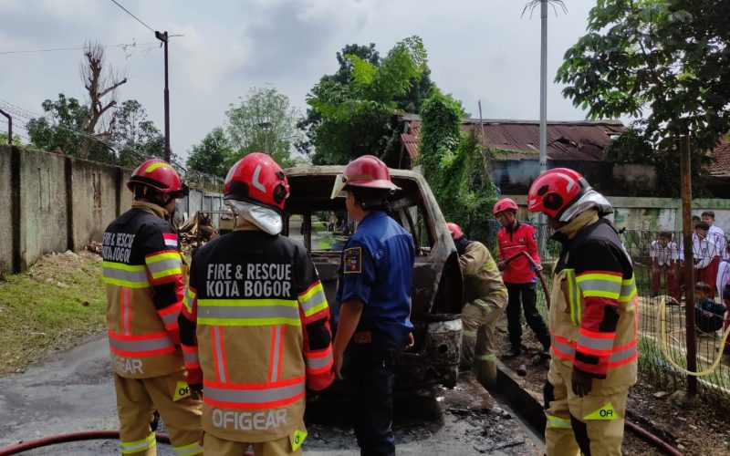Angkot Terbakar di Ciwaringin, Diduga Usai Digunakan Belajar Menyetir
