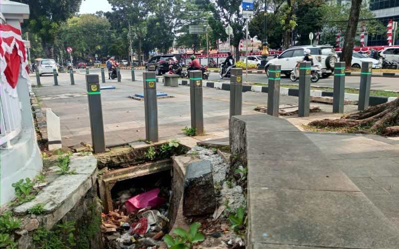 DLH-DPKPP Kabupaten Bogor Saling Lempar Tanggung Jawab Atasi Sampah di Jalan Tegar Beriman