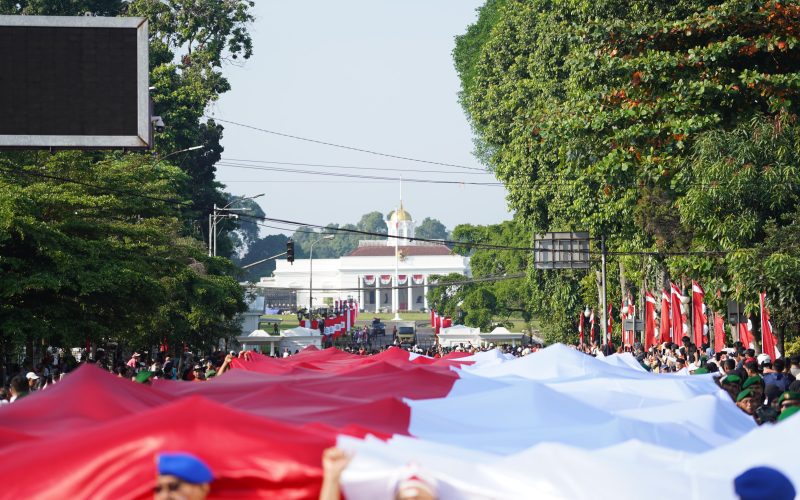 Dari Tugu Kujang ke Pusdikzi, Kirab Bendera 500 Meter Merah Putihkan Jalanan Kota Bogor