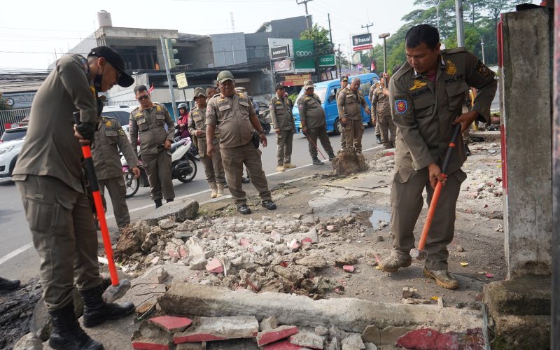 Satpol PP Bongkar 52 Lapak PKL di Kawasan ITC Cibinong