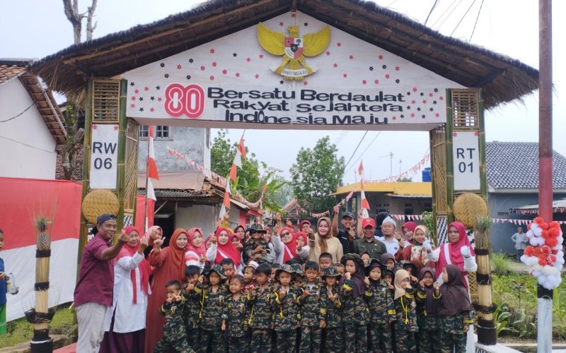 Gapura Sambut HUT ke 80 Republik Indonesia Kemerdekaan di Perkampungan Desa Gunung Menyan