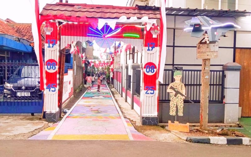 Meriahkan HUT ke 80 RI, Warga RT 04 Gang Tawes Hias Gapura