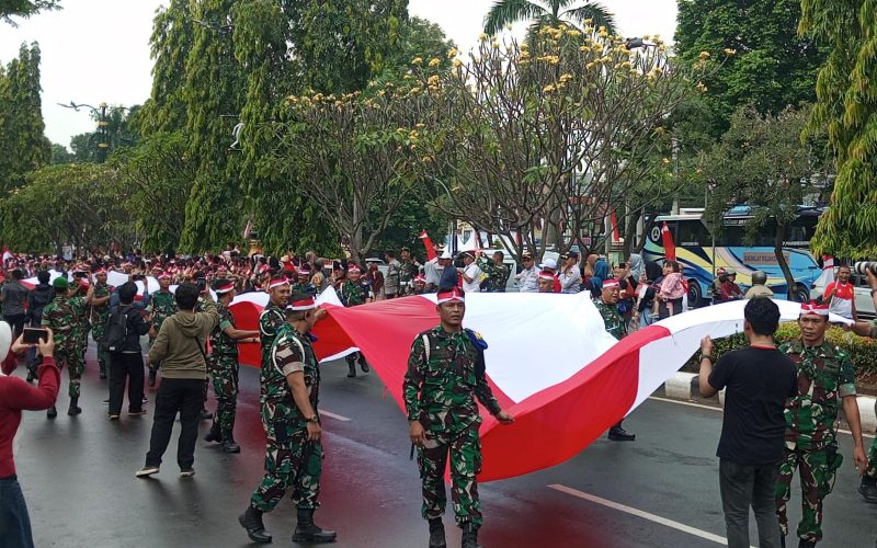Bendera Merah Putih Sepanjang 600 Meter Dikirab 8 Ribu Orang di Cibinong