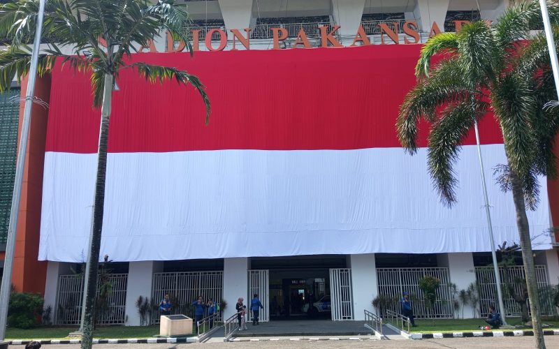 H-1 Jelang HUT ke-80 RI, Bendera Merah Putih Raksasa Berkibar di Stadion Pakansari