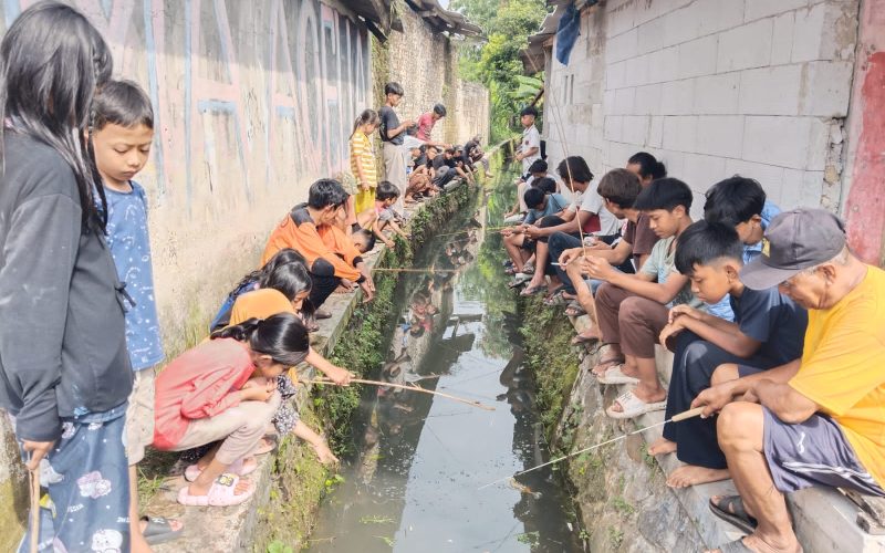 Meriahkan HUT ke 80 RI, Warga Desa Pamijahan Lomba Memancing Ikan Nila di Selokan