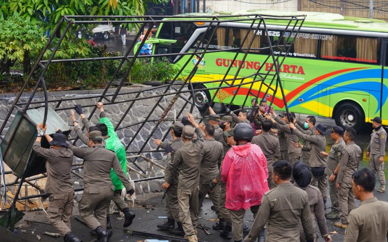 Satpol PP Kabupaten Bogor Tertibkan 50 Bangli di Kawasan Citeureup