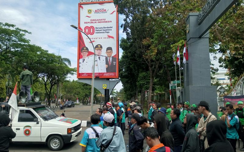Ratusan Pekerja Kena PHK Imbas Kenaikan Harga Gas Industri, Puluhan Buruh Geruduk Kantor Pemkab Bogor